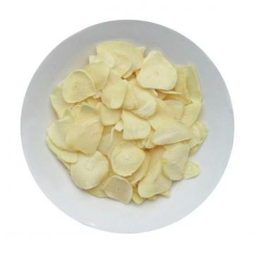 Dried dehydrated garlic flakes
